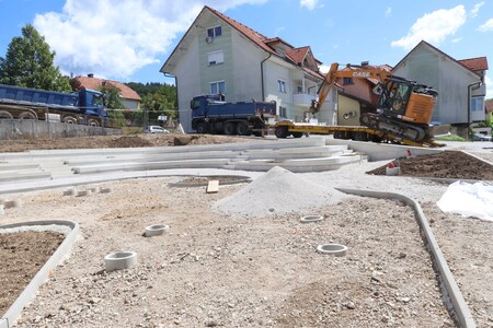GRADNJA OTROŠKEGA IGRIŠČA RAKEK 02 FOTO LJUBO VUKELIČ